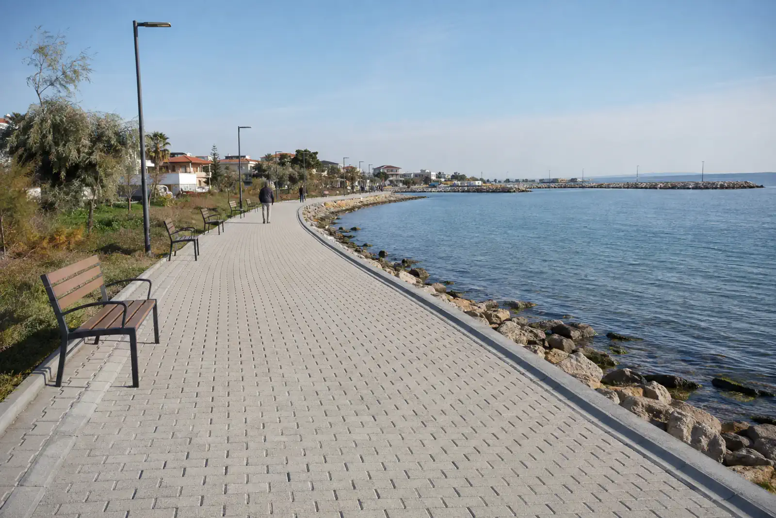 Akarca'da yenilenen sahil yolu: kilit parke, banklar ve aydınlatma