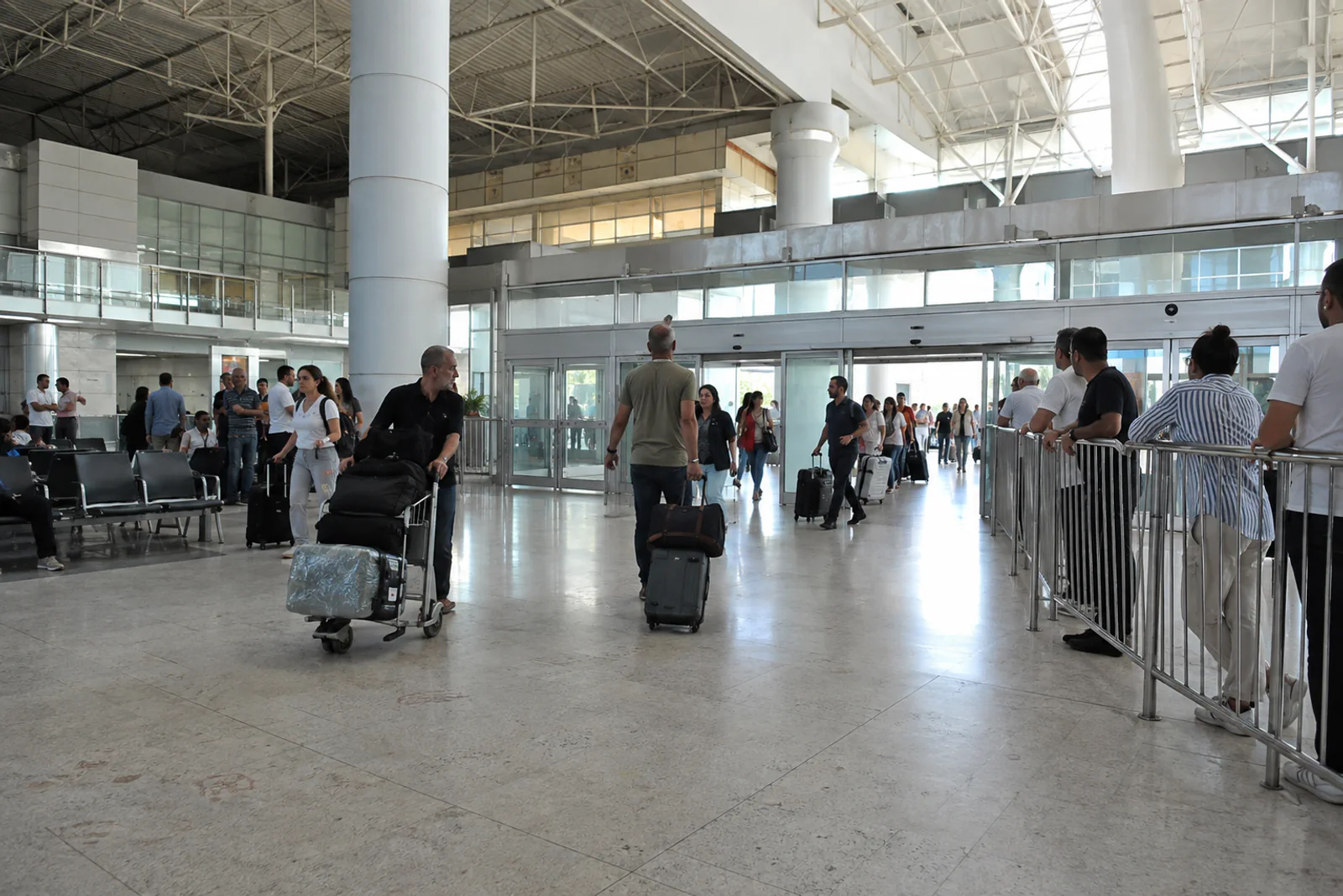 Havalimanı gelen yolcu katında karşılama ve buluşma alanı