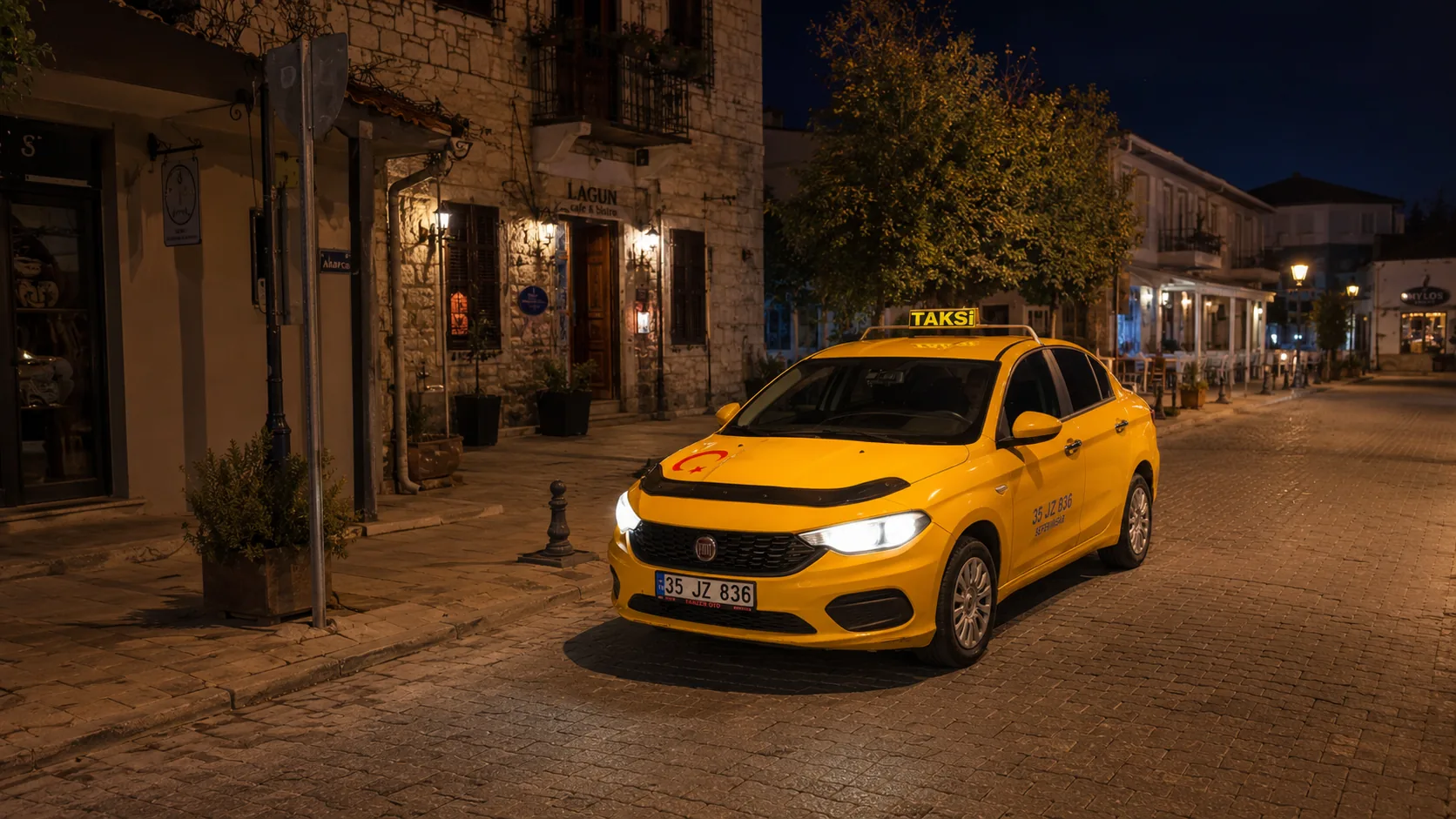 Gece çarşıda ışıkları yanan taksi