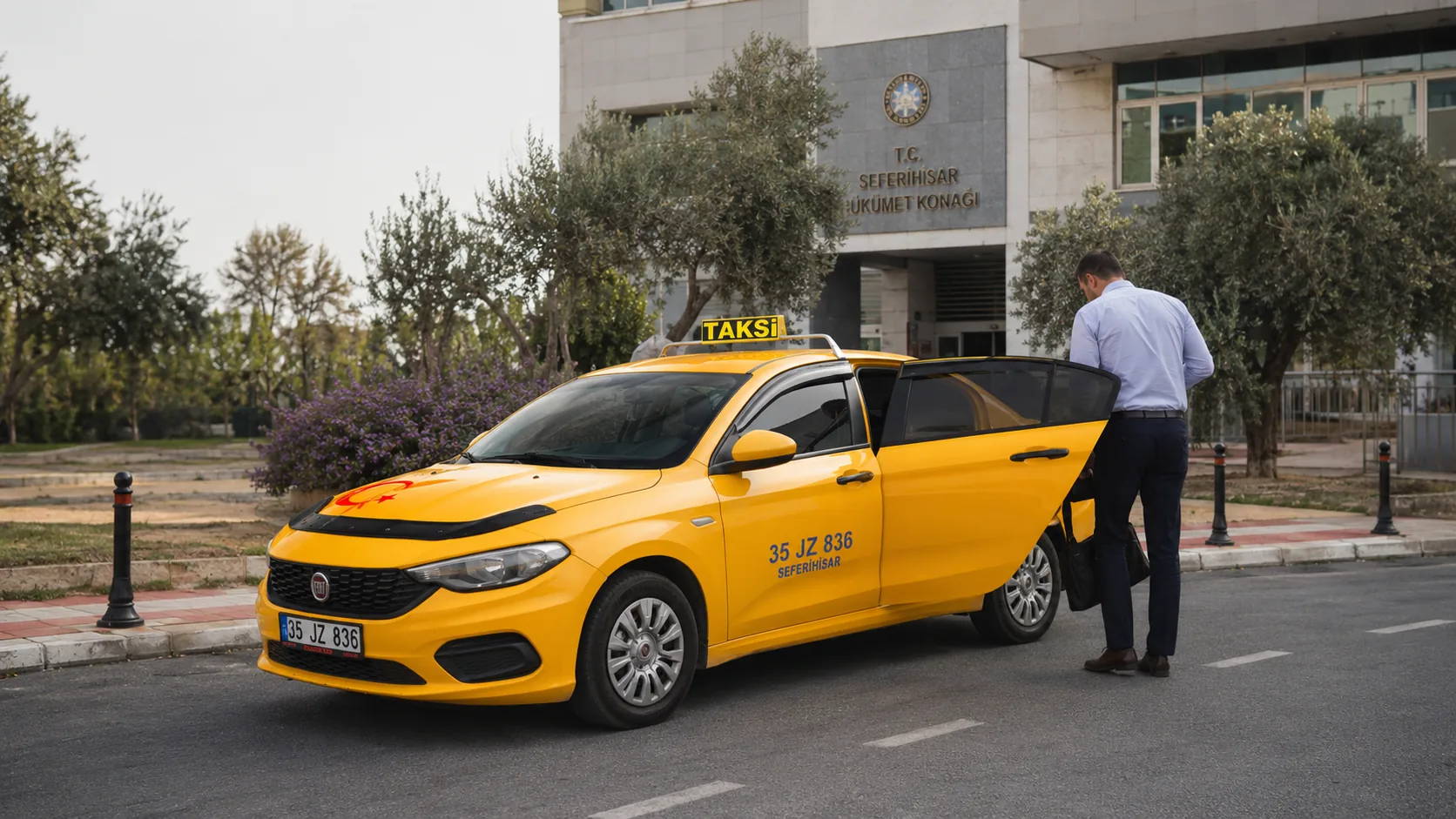 Kaymakamlık önünde araca binen yolcu, iş yolculuğu