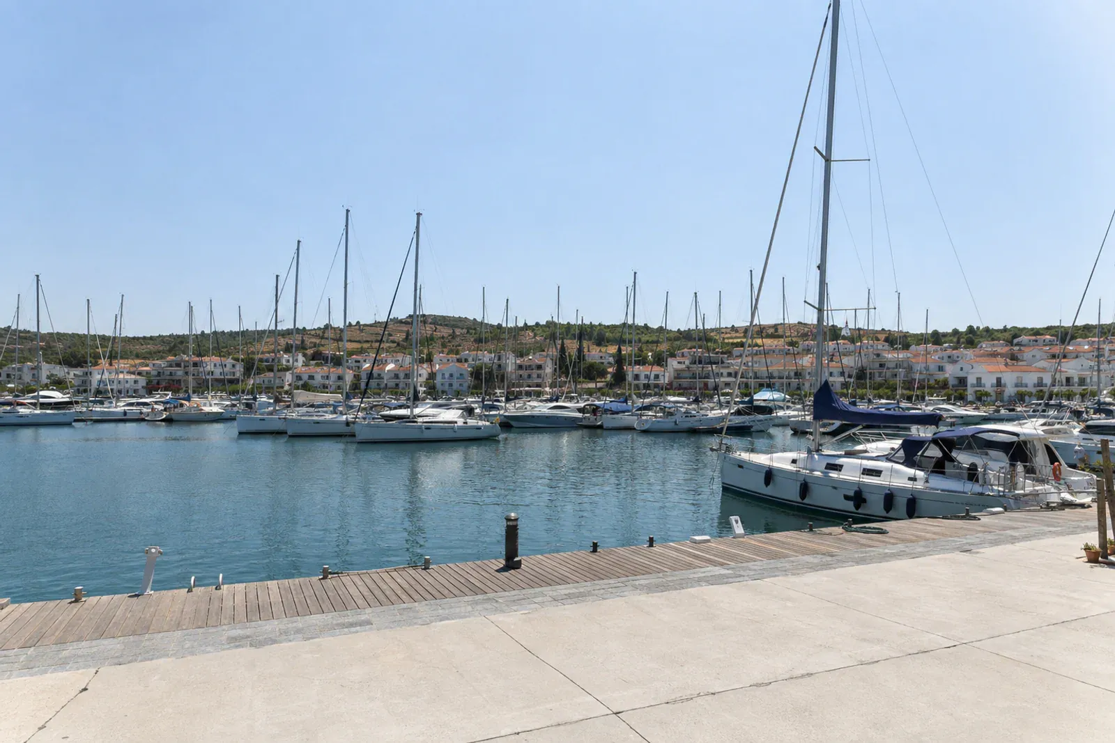 Teos Marina'da yat limanı ve rıhtım, arkada beyaz evler